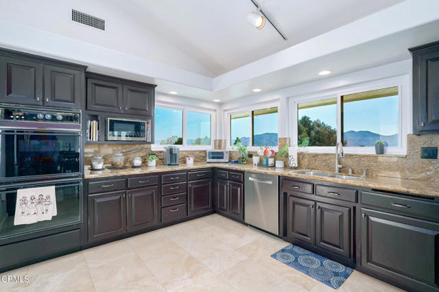 2207 Terra Bella Lane, Camarillo CA: https://media.crmls.org/mediaz/ca6102d6-3d3a-4bfd-afb4-4a4522c5719c.jpg