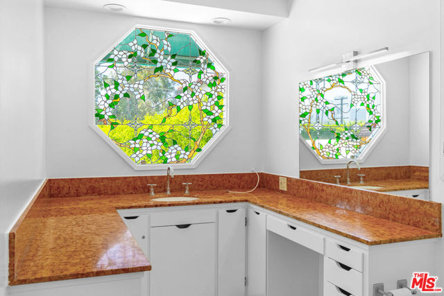721 N Linden Drive, Beverly Hills CA: https://media.crmls.org/mediaz/ca63ad7c-86e3-4f9f-b1f5-65449427d453.jpg