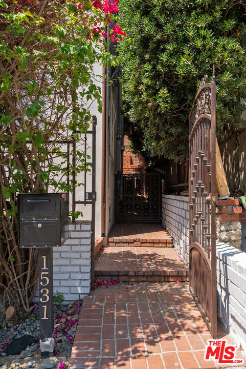 1531 Marmont Avenue, Los Angeles CA: https://media.crmls.org/mediaz/ca63f7e9-138c-4197-a255-ee00f90039cf.jpg
