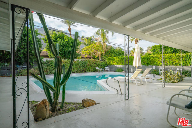 459 E Avenida Olancha, Palm Springs CA: https://media.crmls.org/mediaz/ca650d33-713a-4935-a083-e94fd8fad6dc.jpg