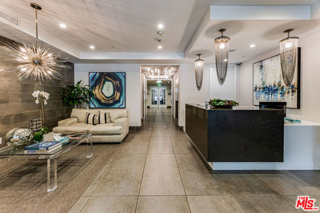 460 N Palm Drive, Beverly Hills CA: https://media.crmls.org/mediaz/ca65ff9f-ad29-42c4-9295-3a9411d30b7e.jpg
