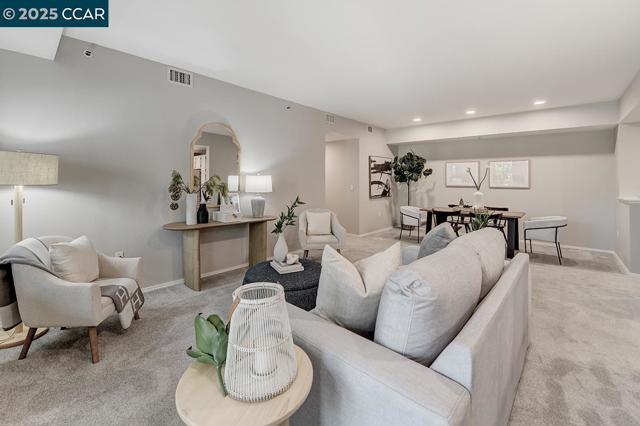 1840 Tice Creek Dr, Walnut Creek CA: https://media.crmls.org/mediaz/ca67ddda-0333-4a14-879d-90eebec9ab58.jpg