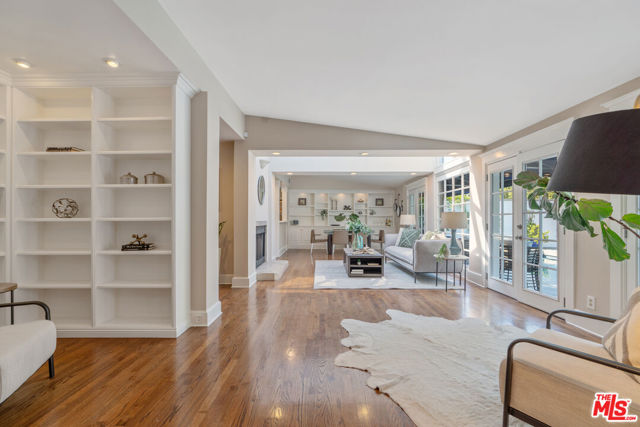 3564 Summerfield Drive, Sherman Oaks CA: https://media.crmls.org/mediaz/ca67e1ad-6046-474a-93eb-3d8fffc7ba55.jpg