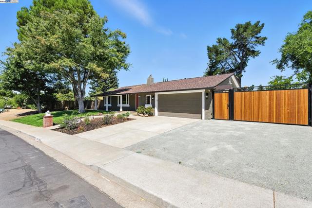 5701 Lewis Way, Concord CA: https://media.crmls.org/mediaz/ca68bc2c-d796-4aa2-a46d-5d5c158414c2.jpg