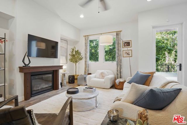 4541 Colfax Avenue, Studio City CA: https://media.crmls.org/mediaz/ca691638-f51b-4637-8799-2b9861a0039d.jpg