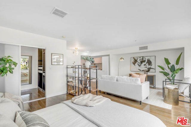 901 S Flower Street, Los Angeles CA: https://media.crmls.org/mediaz/ca6a5f01-1786-4986-8a89-5bb9afa6536b.jpg