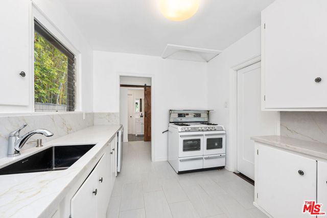330 N La Jolla Avenue, Los Angeles CA: https://media.crmls.org/mediaz/ca6b7ccd-6b70-475a-9837-2a4e1880a3c3.jpg