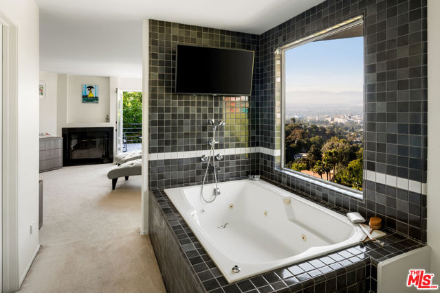 7265 Caverna Drive, Los Angeles CA: https://media.crmls.org/mediaz/ca6b8e08-ef14-4fbc-9c8f-7fd995160307.jpg