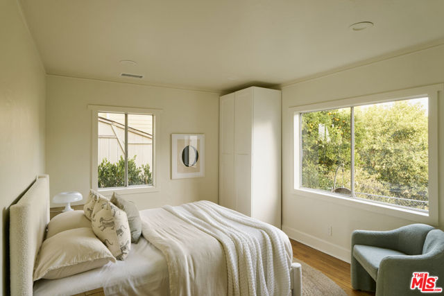 11764 Laurelcrest Drive, Studio City CA: https://media.crmls.org/mediaz/ca6ee54e-36b4-4da1-adfd-fd517c961f45.jpg