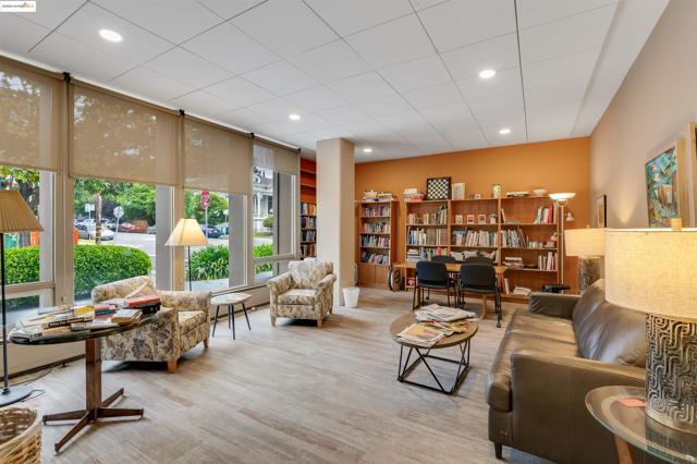 2550 Dana St, Berkeley CA: https://media.crmls.org/mediaz/ca6ffb8c-660f-4501-acdd-08b7991a470b.jpg