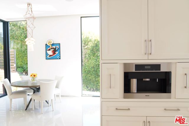 9852 San Circle, Beverly Hills CA: https://media.crmls.org/mediaz/ca701ee6-5240-4b23-a773-baa6aae537b1.jpg