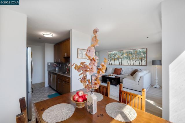 555 Pierce St, Albany CA: https://media.crmls.org/mediaz/ca70a824-3dcb-42e6-bf70-2fc6f555c3ef.jpg