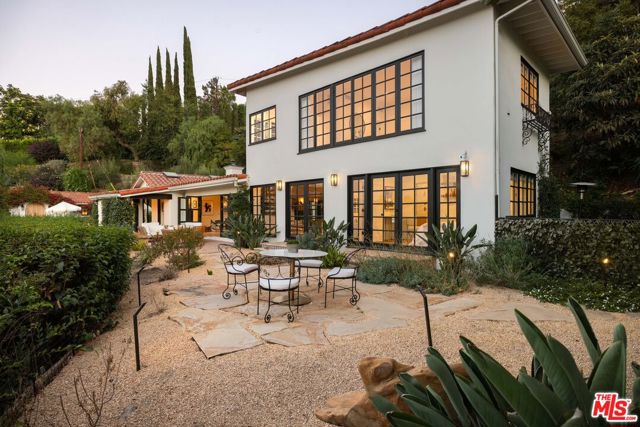 3646 Sunswept Drive, Studio City CA: https://media.crmls.org/mediaz/ca724bc1-7b97-44da-b08a-f62aa86622c9.jpg