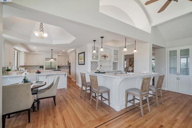 530 Oakshire Pl, Alamo CA: https://media.crmls.org/mediaz/ca725791-5642-41d2-9b0e-bb174cac23de.jpg