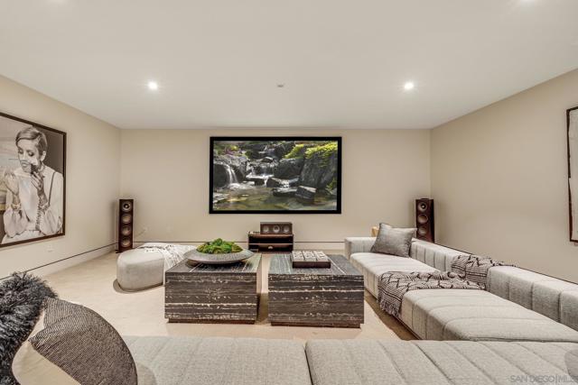8070 La Jolla Scenic Dr N, La Jolla CA: https://media.crmls.org/mediaz/ca72709a-b2e6-43b3-8e11-9aef227a5dbd.jpg