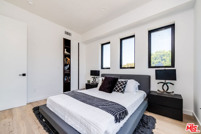 370 N San Vicente Boulevard, West Hollywood CA: https://media.crmls.org/mediaz/ca727570-ebb5-4c7c-8206-5efa403d7d20.jpg