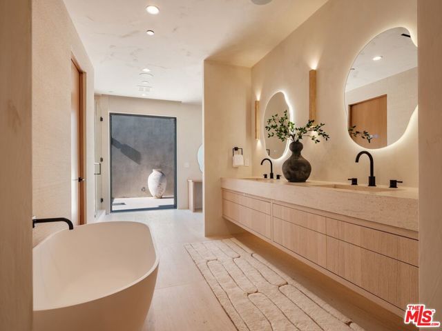 517 N Edinburgh Avenue, Los Angeles CA: https://media.crmls.org/mediaz/ca72a7e2-5518-40e5-b2c0-d38346a5074f.jpg