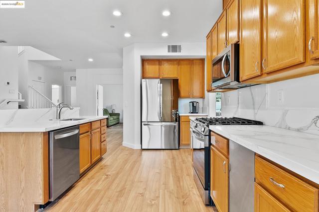917 Sawyer Way, Brentwood CA: https://media.crmls.org/mediaz/ca743b44-be16-41c0-ad08-357dae35c981.jpg