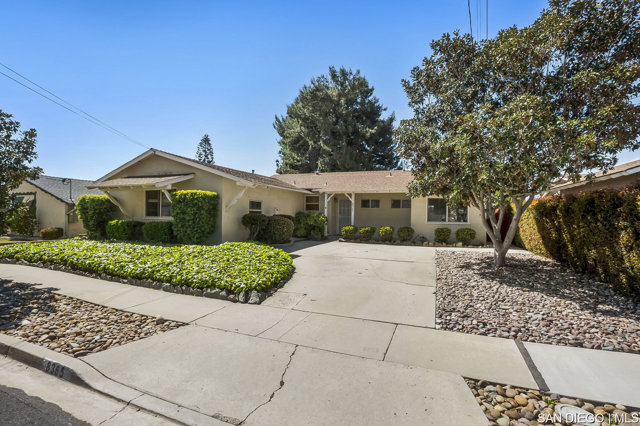 8365 Lake Adlon DR, San Diego CA: https://media.crmls.org/mediaz/ca74984f-d573-4a00-b9ed-8e51f357d8bb.jpg