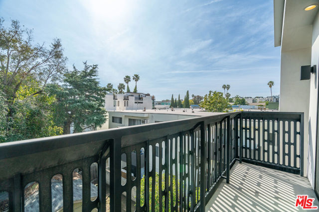 1447 1/4 N Martel Avenue, Los Angeles CA: https://media.crmls.org/mediaz/ca74db27-e212-48f7-a6ce-ca33645f36ef.jpg