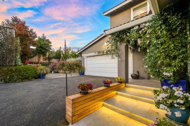 24948 Campus Dr, Hayward CA: https://media.crmls.org/mediaz/ca7505e6-e659-4084-8ed7-35f473ac947e.jpg
