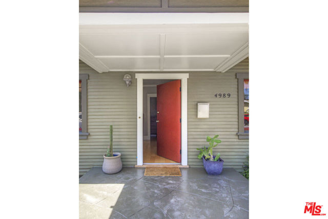 4989 Vincent Avenue, Los Angeles CA: https://media.crmls.org/mediaz/ca768fa8-8ceb-4b5b-82ee-84b11b104be1.jpg
