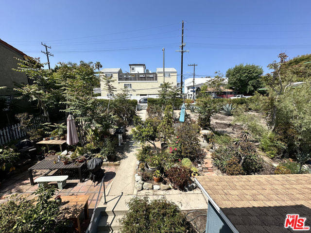 2712 Pacific Avenue, Venice CA: https://media.crmls.org/mediaz/ca76dbfb-8223-4445-b134-81c1bba79e5b.jpg