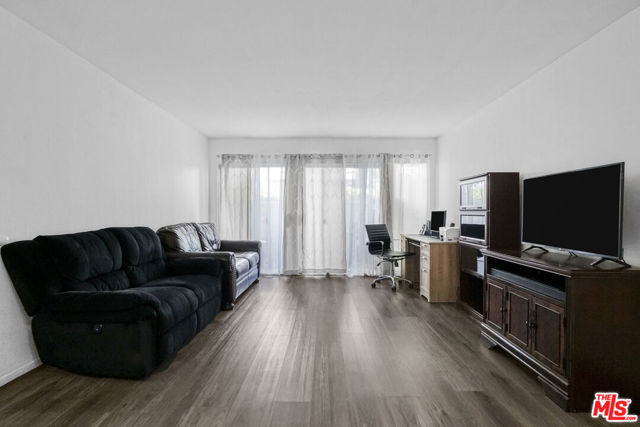 20134 Leadwell Street, Winnetka CA: https://media.crmls.org/mediaz/ca791b24-011c-4579-a090-508498474cd2.jpg