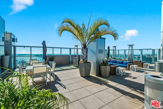 13700 Marina Pointe Drive, Marina del Rey CA: https://media.crmls.org/mediaz/ca79bcb9-3d34-436e-87b3-d7198d1b028f.jpg