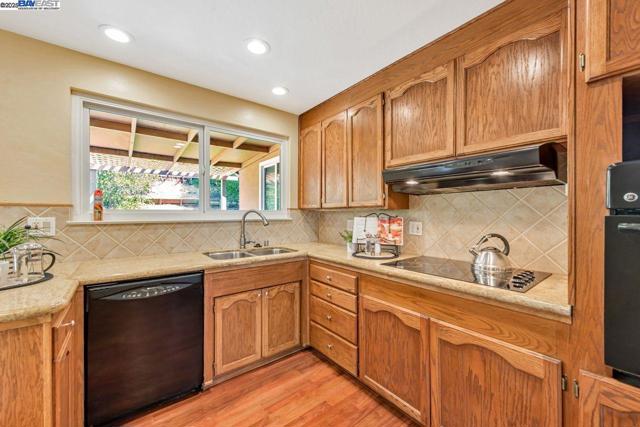 32072 Chicoine Ave, Hayward CA: https://media.crmls.org/mediaz/ca7a69dd-e382-42bd-9417-6bfb1ca697d7.jpg