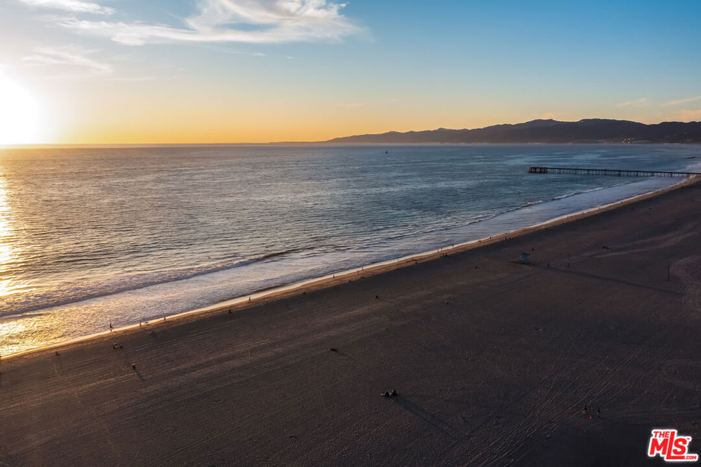 https://media.crmls.org/mediaz/ca7aec8d-52f7-4e3c-9020-f76370be073d.jpg?preset=X-Large