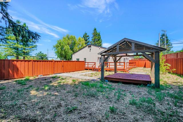 3920 Gravenstein Hwy, Sebastopol CA: https://media.crmls.org/mediaz/ca7b3b81-0033-4f25-a32e-0f3a53233854.jpg