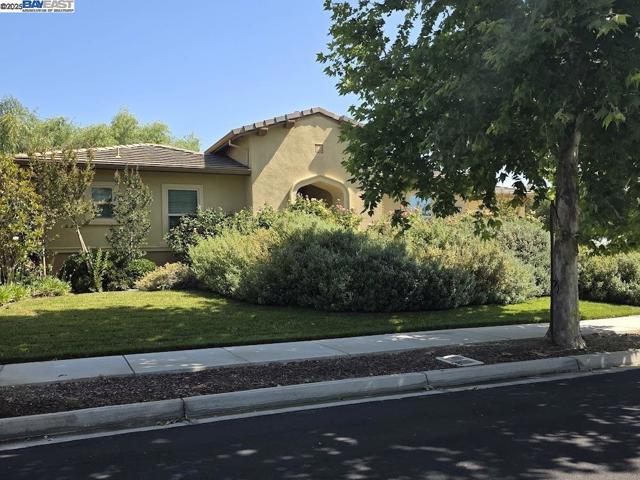 393 Stonington Ct, Brentwood CA: https://media.crmls.org/mediaz/ca7baf68-b649-459b-a1a6-6314365a1e06.jpg