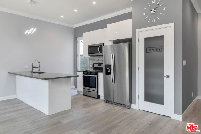21037 Costanso St, Woodland Hills CA: https://media.crmls.org/mediaz/ca7e00e9-2d99-419f-afc8-3172063d8e91.jpg