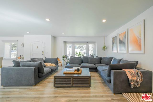 2760 E Glenoaks Boulevard, Glendale CA: https://media.crmls.org/mediaz/ca7e125f-fe96-439c-a968-e24cb0541f5a.jpg