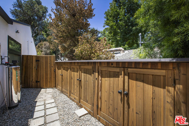 2425 Rinconia Drive, Los Angeles CA: https://media.crmls.org/mediaz/ca7e8e9e-612e-49d9-bf11-abfbcd78ecd7.jpg