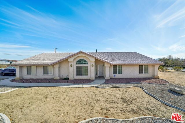 16185 Viho Road, Apple Valley CA: https://media.crmls.org/mediaz/ca7f1f04-52cd-45c7-b823-eae12a4a338c.jpg
