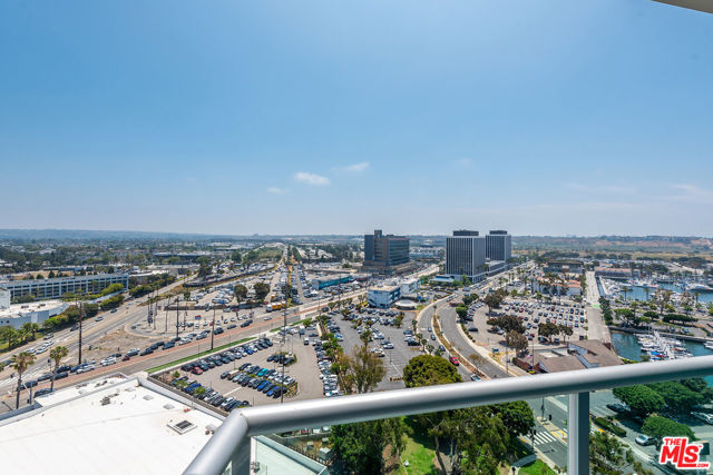 13600 MARINA POINTE Drive, Marina del Rey CA: https://media.crmls.org/mediaz/ca829f68-31f3-4ebd-9550-b68a013d612b.jpg