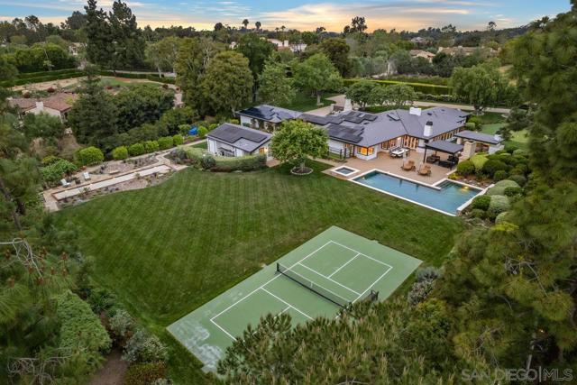 6351 Lago Lindo, Rancho Santa Fe CA: https://media.crmls.org/mediaz/ca8435a0-afe6-4576-a366-21d0bd169067.jpg
