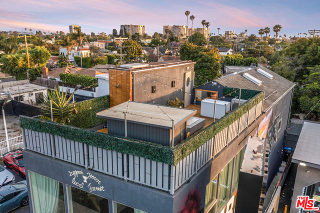 2515 Lincoln Boulevard, Venice CA: https://media.crmls.org/mediaz/ca846364-eb13-4b1f-afce-1e8fd3a886ca.jpg