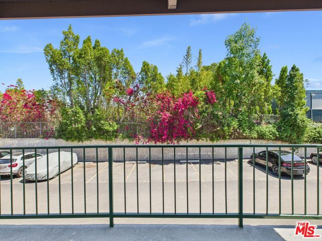 5460 White Oak Avenue, Encino CA: https://media.crmls.org/mediaz/ca85b0a9-e88f-403b-8c01-7e03e48529ad.jpg