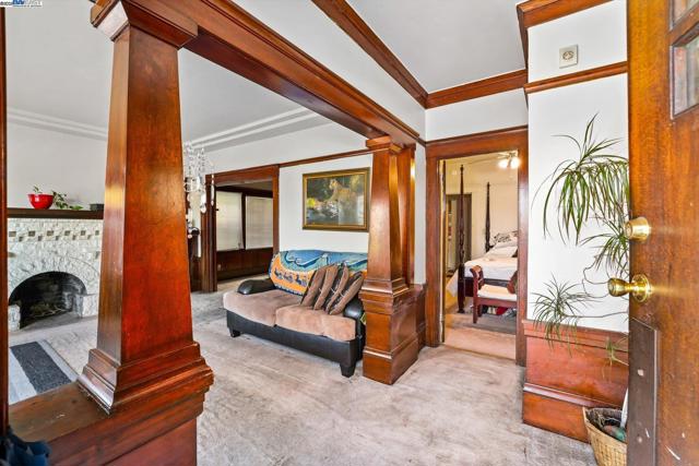 835 Apgar St, Oakland CA: https://media.crmls.org/mediaz/ca879bcb-a12c-4abf-8183-0a63121eb38c.jpg