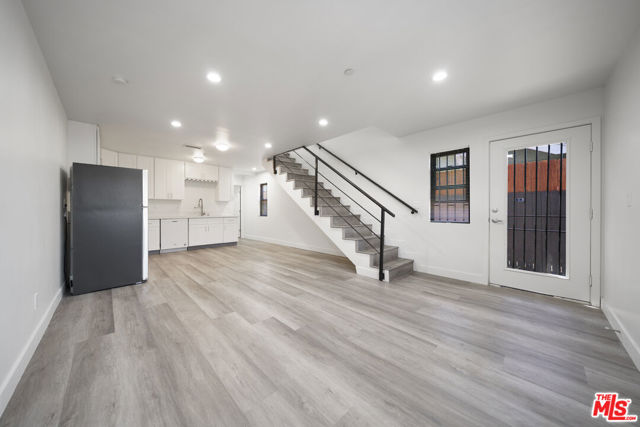 4112 1/2 S Normandie Avenue, Los Angeles CA: https://media.crmls.org/mediaz/ca885230-c1fa-4f3e-a035-5fa1c1fa135a.jpg
