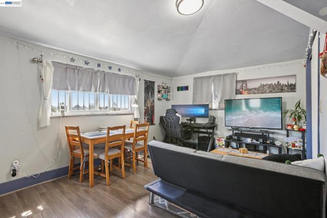 2514 21St Ave, Oakland CA: https://media.crmls.org/mediaz/ca8939f2-ca38-4ab6-9284-75f1a063d6b4.jpg