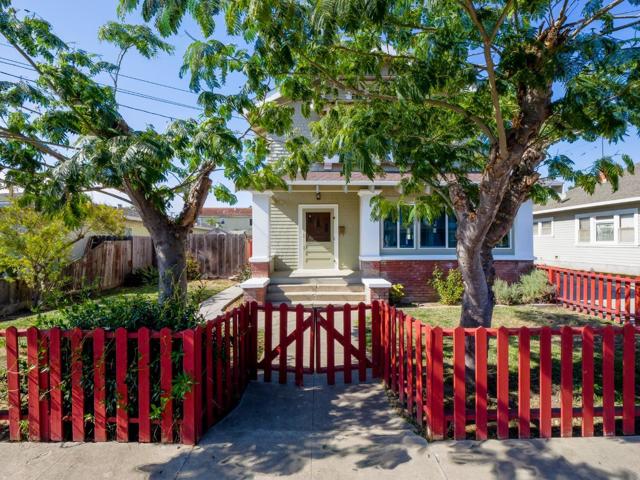 441 Center Street, Watsonville CA: https://media.crmls.org/mediaz/ca8a8d0a-8a3f-4a7c-81e9-7926fd2fadd2.jpg