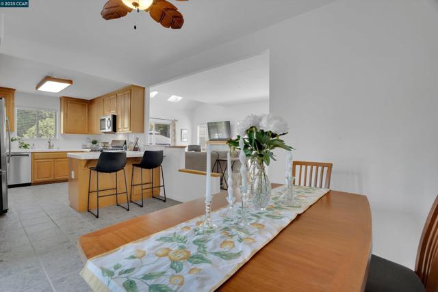 123 Williamson Ct, Martinez CA: https://media.crmls.org/mediaz/ca8aaaa2-d764-4c83-a391-78eb6fc563f5.jpg