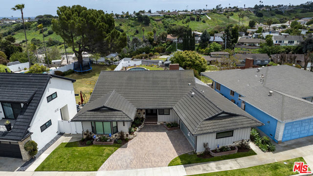 4444 Don Felipe Drive, Los Angeles CA: https://media.crmls.org/mediaz/ca8bdf65-c634-4e46-abd1-2c08b132bfeb.jpg