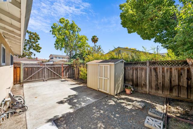 2082 Boxwood Way, Fremont CA: https://media.crmls.org/mediaz/ca8cc9de-4bdf-4a5a-b759-48dc0d75e17f.jpg