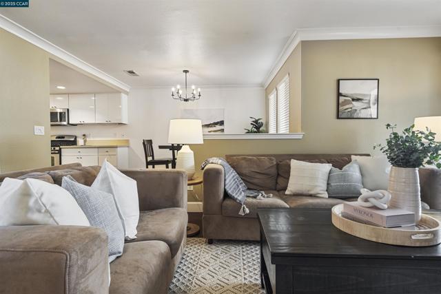 321 Via Cordova Ln, Martinez CA: https://media.crmls.org/mediaz/ca8cee80-68d1-477c-9927-490e48769c63.jpg