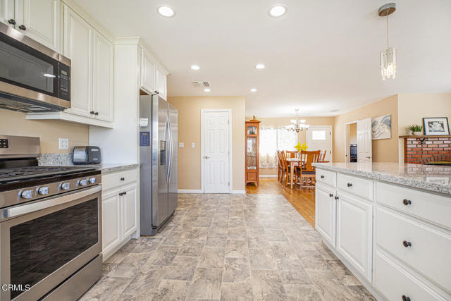 Detail Gallery Image 15 of 64 For 10272 Willow Springs Ln, Sunland,  CA 91040 - 4 Beds | 3 Baths